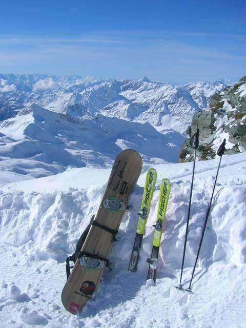 Snowboard, sci corti e bastoncini