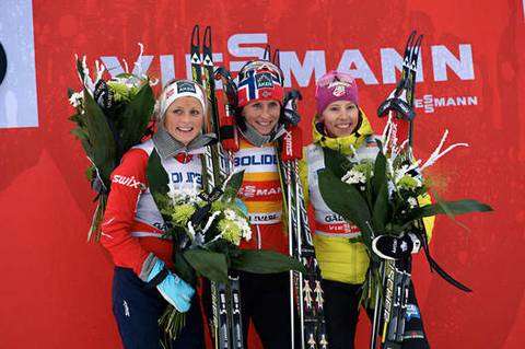 Il podio femminile di Gallivare con la 56a vittoria di Marit Bjoergen (foto fiscrosscountry.com)