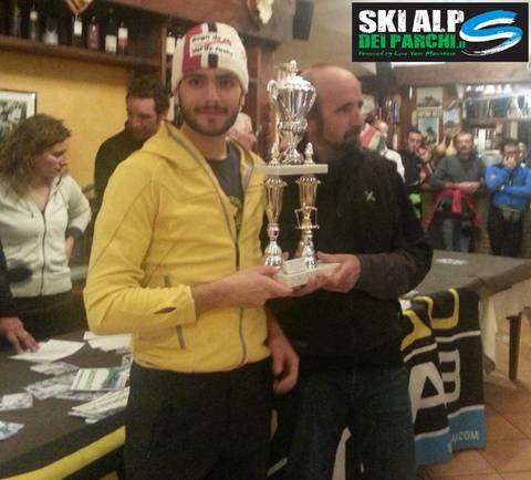 Carlo Colaianni, vincitore dello Ski Raid delle Rocche, premiato da  Giampaolo Gioia (foto liveyourmountain)