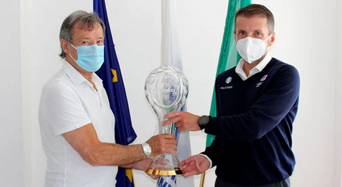 Cesare Pisoni consegna la Coppa del Mondo per Nazioni al Presidente FISI Flavio Roda