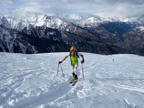 Francois Cazzanelli impegnato in una gara di scialpinismo