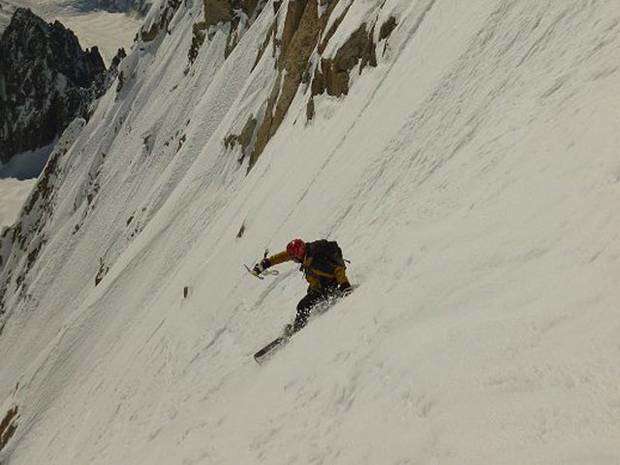 Giorgio Bavastrello in discesa in snowboard nel couloir Whymper all'Aiguille Verte