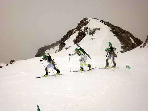 Gli snowboarder in salita al Monte Ocre Snow Event