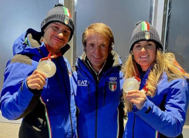 Il DT Cesare Pisoni con Omar Visintin e Michela Moioli argento olimpico  SBX Team Mixed (foto fb Pisoni)