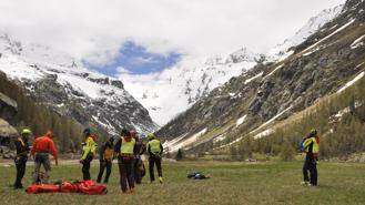 Il soccorso all'opera in Valsavarenche per la ricerca dei 2 scialpinisti dispersi (foto lastampa.it)