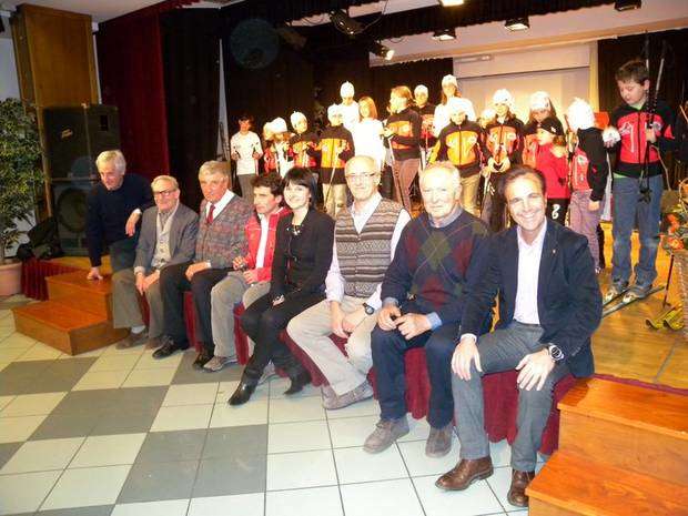 Foto di gruppo per lo Sci Club Mont Nery, con i presidenti, Stefano Ghisafi, la segretaria Franca e le giovani leve