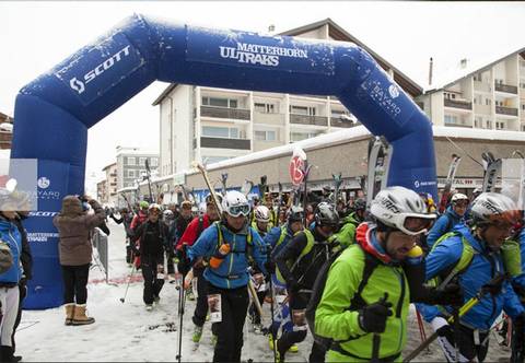 La partenza sotto la neve del Matterhorn Ultraks Skilalp (foto organizzazione)