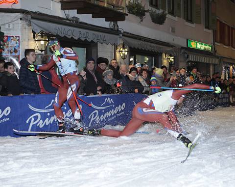 La caduta di Noeckler al cambio allo Ski Sprint Primiero Energia  (foto newspower)
