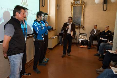 La presentazione del Trofeo Mezzalama con l'organizzatore Adriano Favre e i vincitori 2013 Eydallin, Reicchegger e Lenzi (foto Fondazione Trofeo Mezzalama)