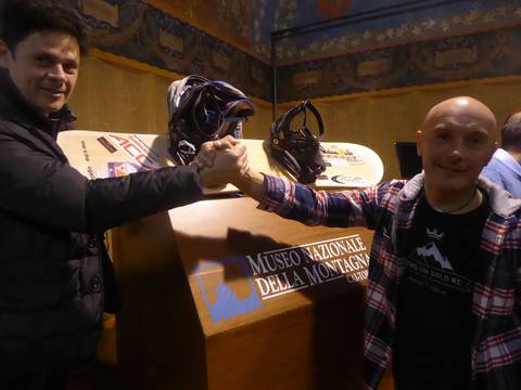 Marco Galliano consegna lo snowboard della spedizione al Cho Oyu al Museo della Montagna (1)
