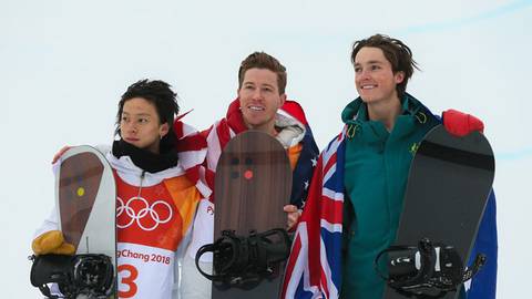 Podio olimpico di Half Pipe con Shaun White, Ayumu Hirano e Scotty James (foto fis snowboard)
